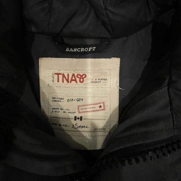Aritzia Bancroft Down Jacket in dark grey - Picture 5 of 8